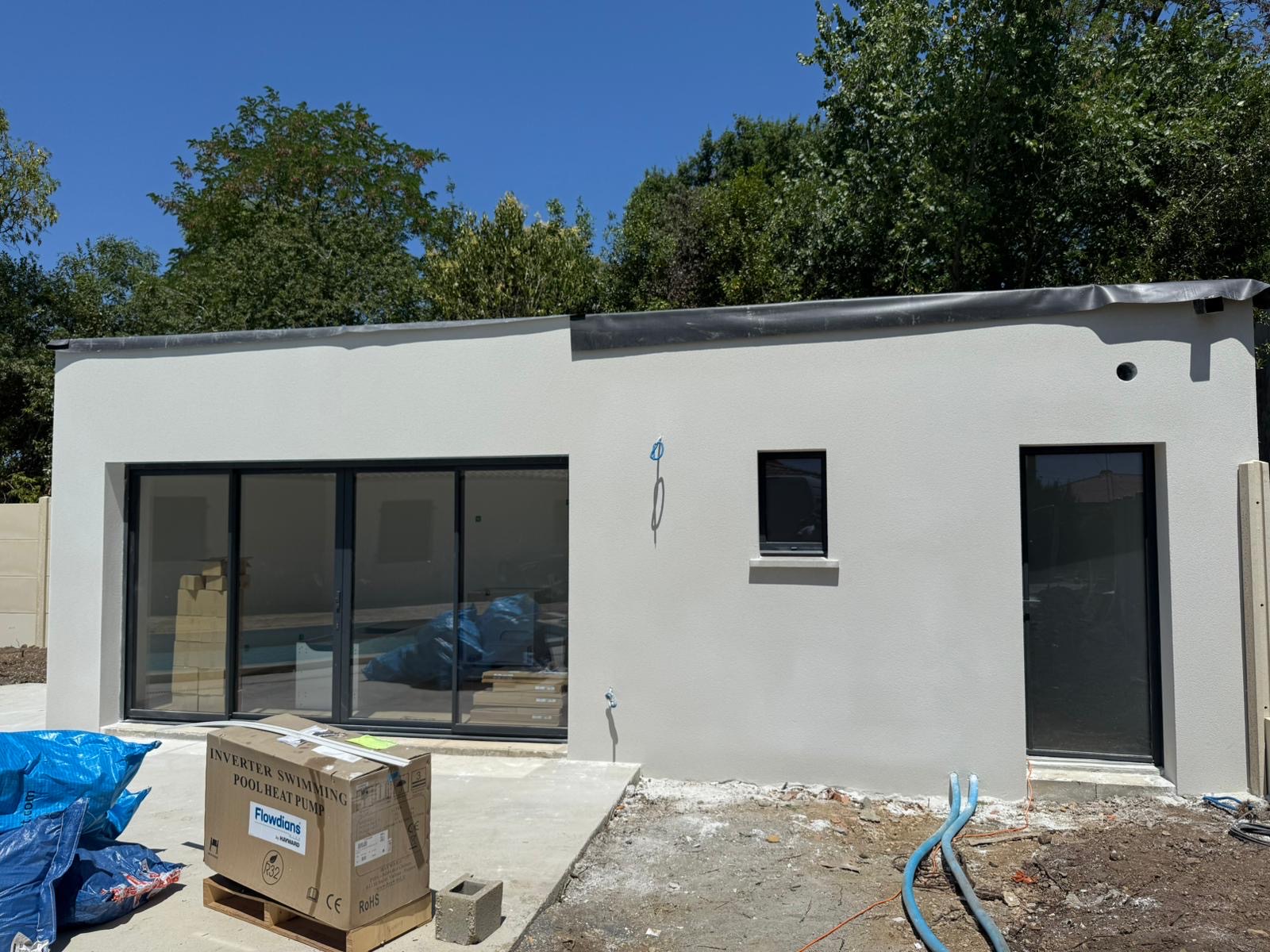 Maison moderne à toit plat avec enduit de façade