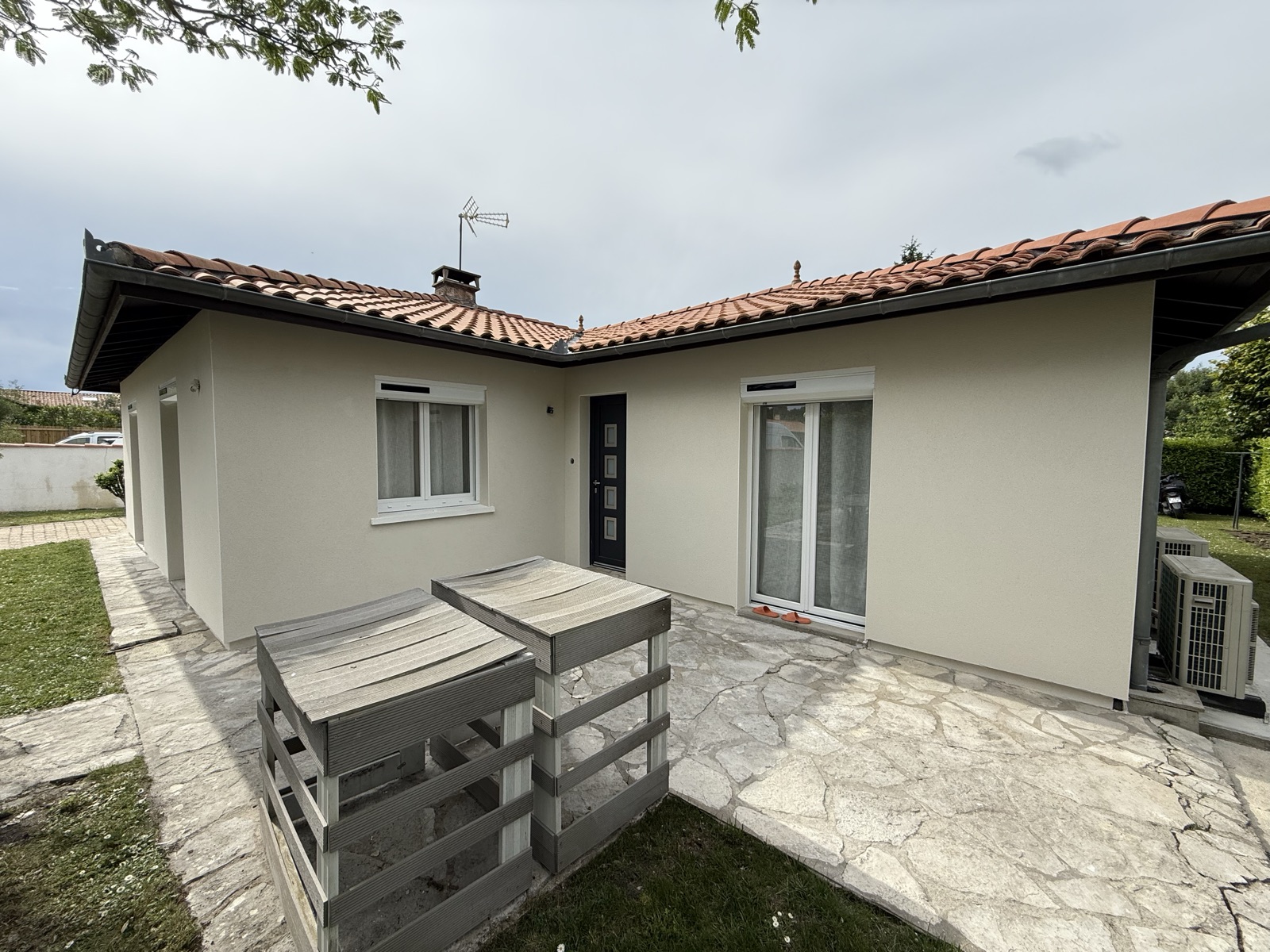 Maison avec terrasse et enduit de façade